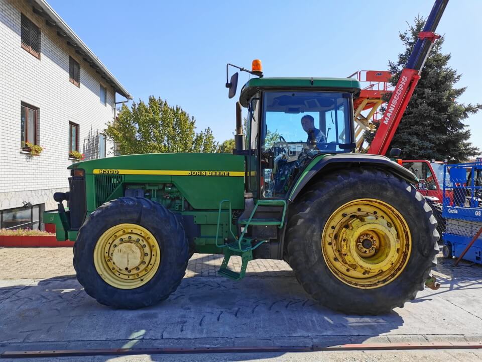 John Deere 8300
